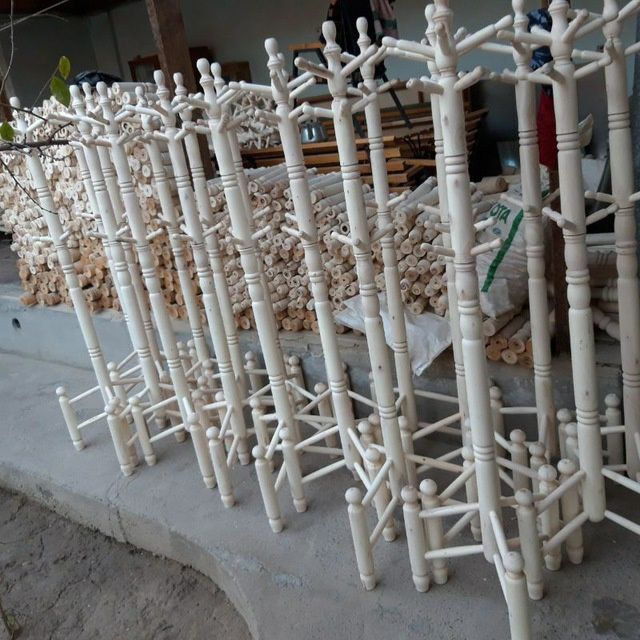 Оек, oyoq stol va xontaxtaga. Veshilka