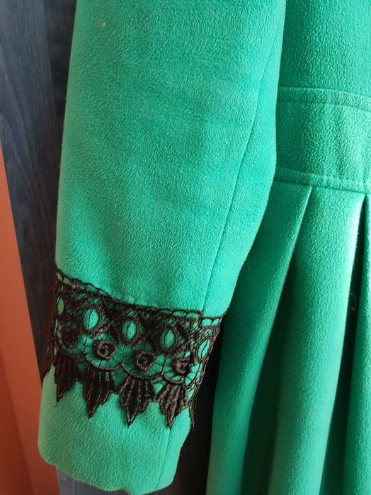 Palton damă verde cu dantela neagra , marime 40/42 , ca nou