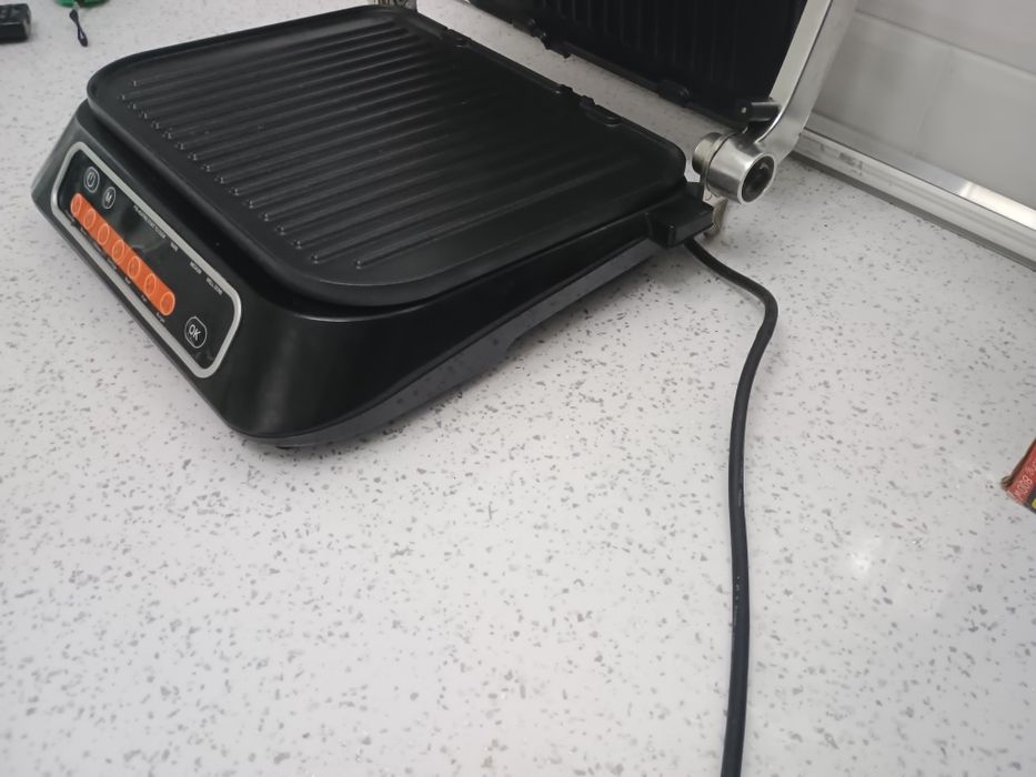 Grill VIVES,electric, placi antiaderente detașabile