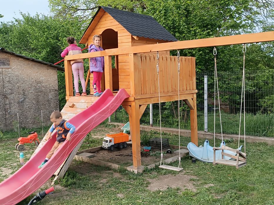 Căsuța din lemn cu leagăn