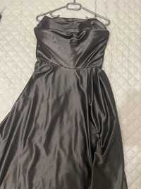 Черна рокля сатен с цепка