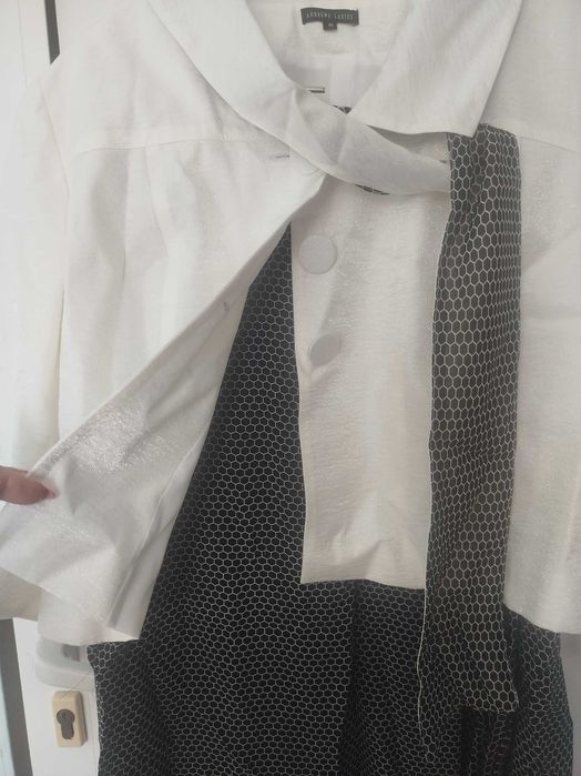 Продавам дамски костюм от три части номер 46