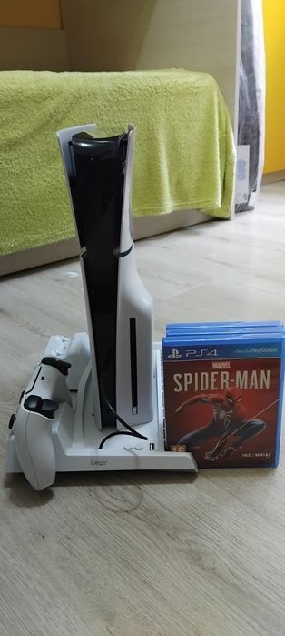 Playstation 5 Slim с 3 игри и постойка за конзолата