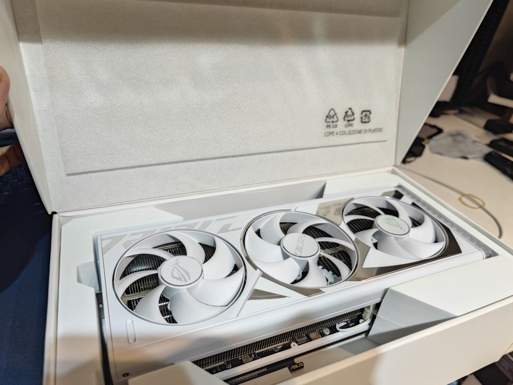 ASUS RTX 4090 strix OC alba