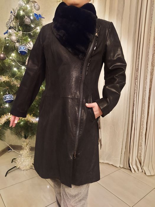 Продам плащ чёрного цвета с мехом