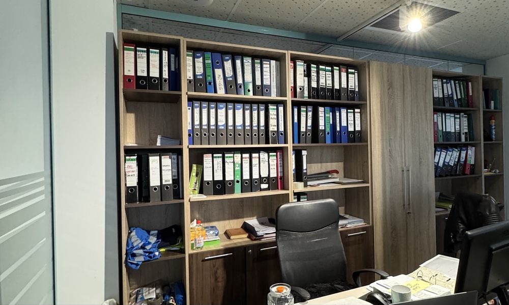 Mobilier de birou  are 3,7 metri cu tot dar poate fi despartit