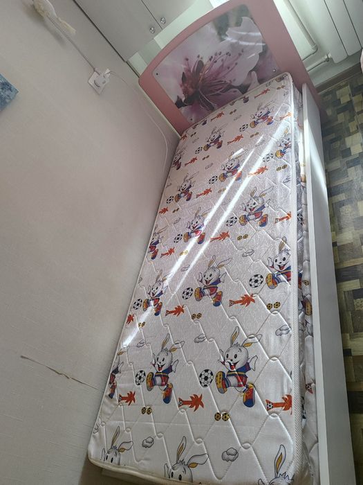 Просторная и удобная кровать 80×200 с матрасом, состояние отличное