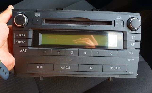Radio CD original Toyota Avensis T27, perfect, ca nou