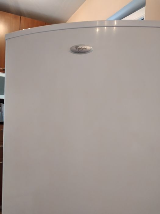 Продавам хладилник Whirlpool