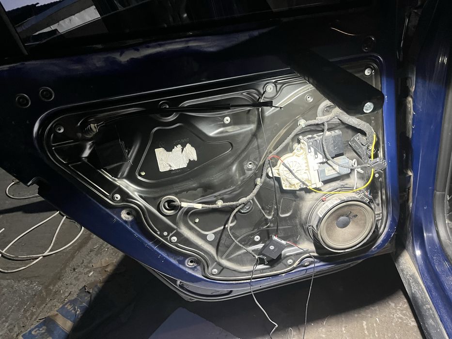 Montaj ambientale/Detailing auto Montaj condensatoare-subwoofere(etc)