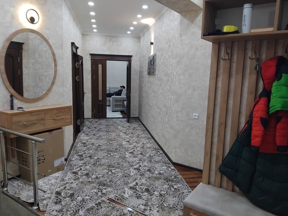 Qarshi shaxar kup qavatlik dom 1 etajdan 5 xonalik uy.