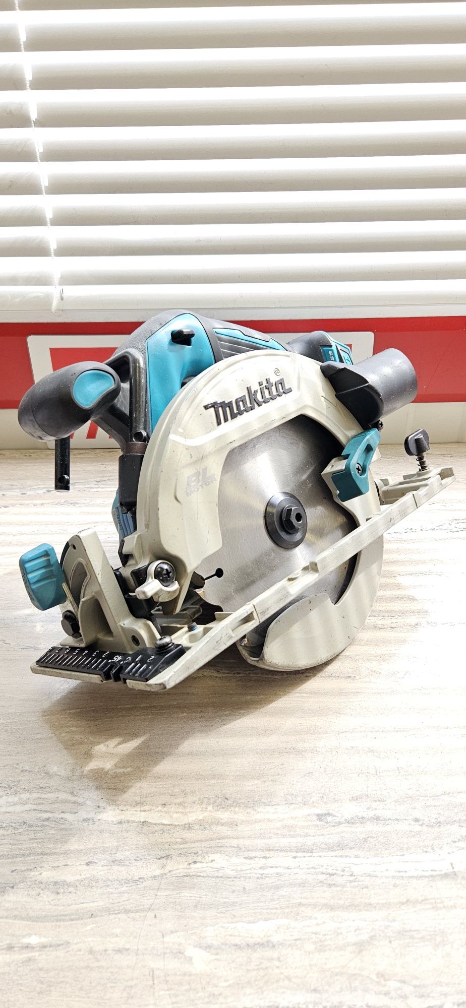 Makita Ръчен циркуляр DHS680