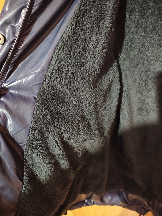 Тъмно синьо зимно яке с пухена качулка