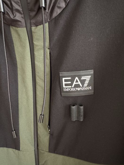 EA7 Emporio Armani зелено  яке размер М
