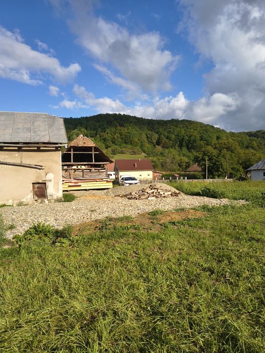 Casa la tara  fundatie pe teren 7700 mp cu Izvor debit foarte mare