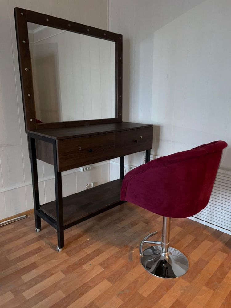 Визажное зеркало с креслом