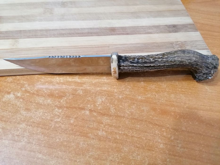 Cuțit de vânătoare vintage, mâner din corn de cerb.