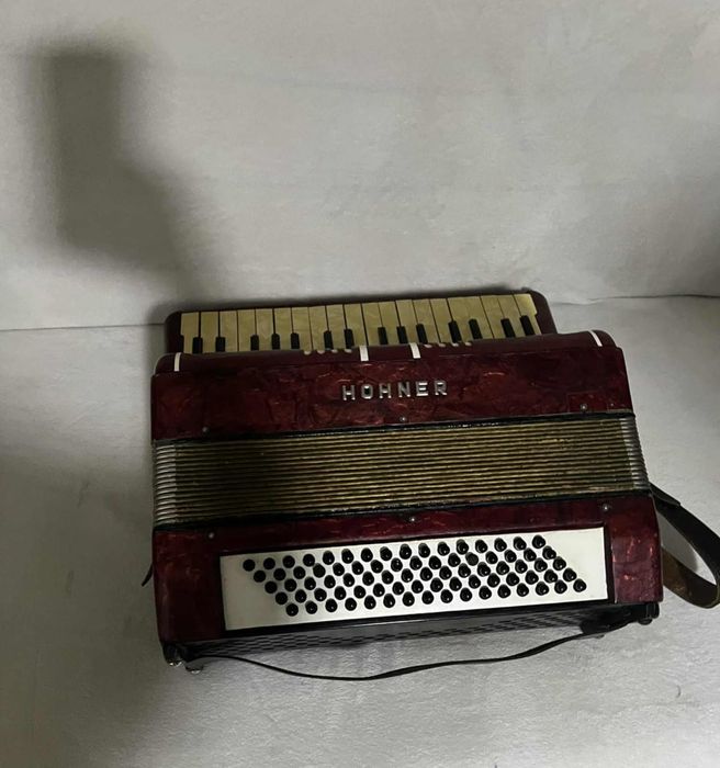 Vând Hohner 80 de basi