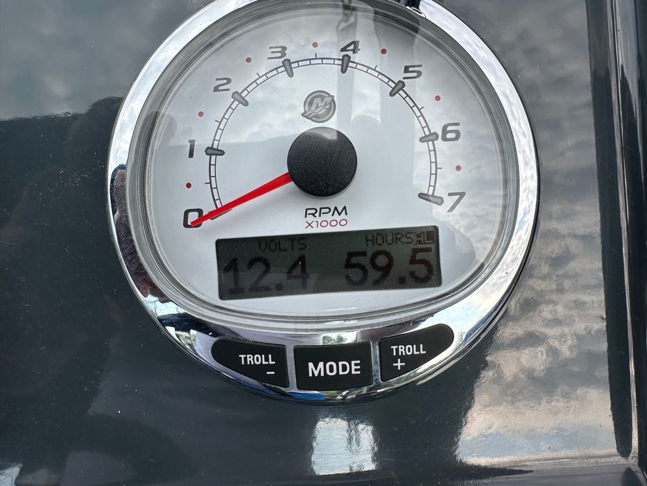 Vând șalupă Parker 690 DC cu peridoc TA NO