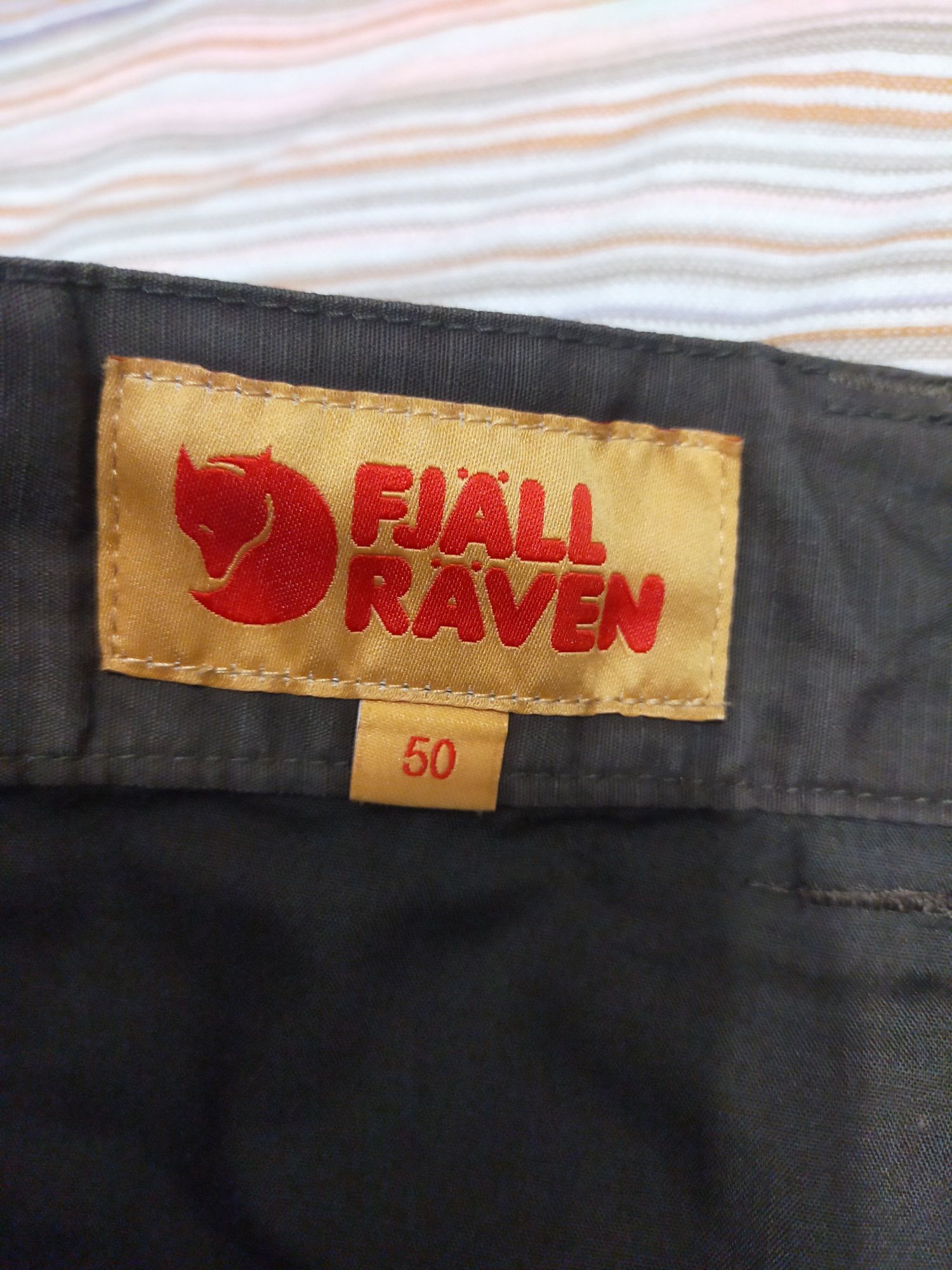 Vând pantaloni scurti FJALL RAVEN mărimea 50