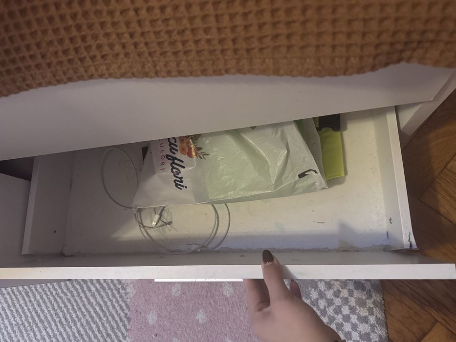 Pat supraetajat alb + saltea, design spațios, stare foarte bună