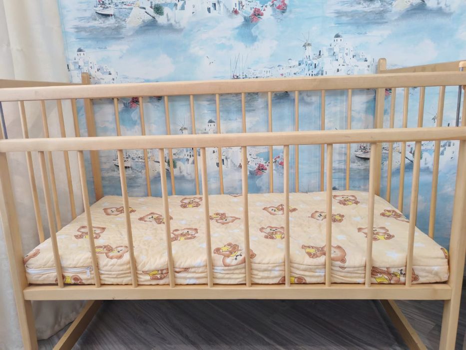 Продам детскую кроватку с матрасом