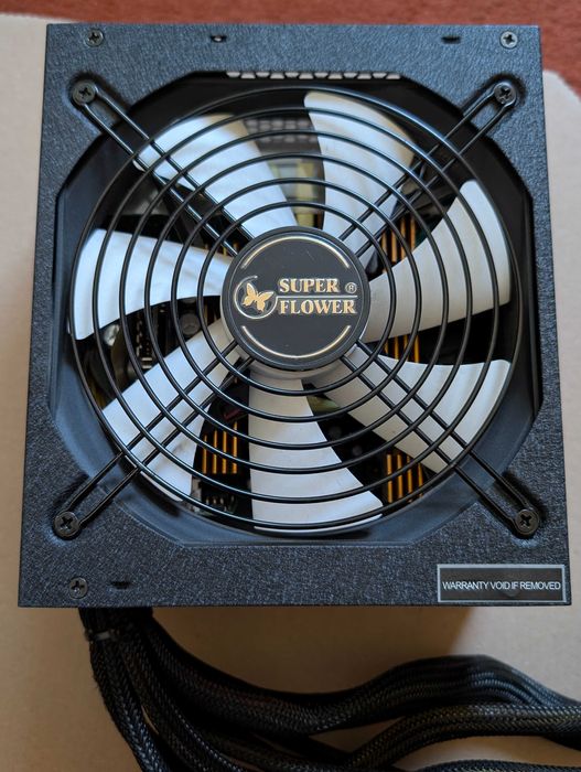 Sursa 600W certificare 80+ Platinum eficienta 92% tranzistori japonezi