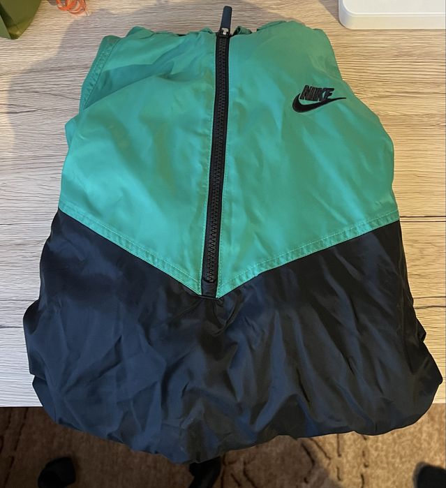 Зелено-черна ветровка nike размер M