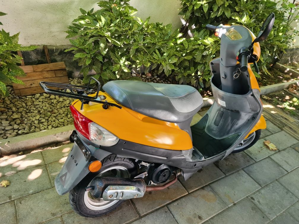 Продавам скутер Zhongyu 50 4t