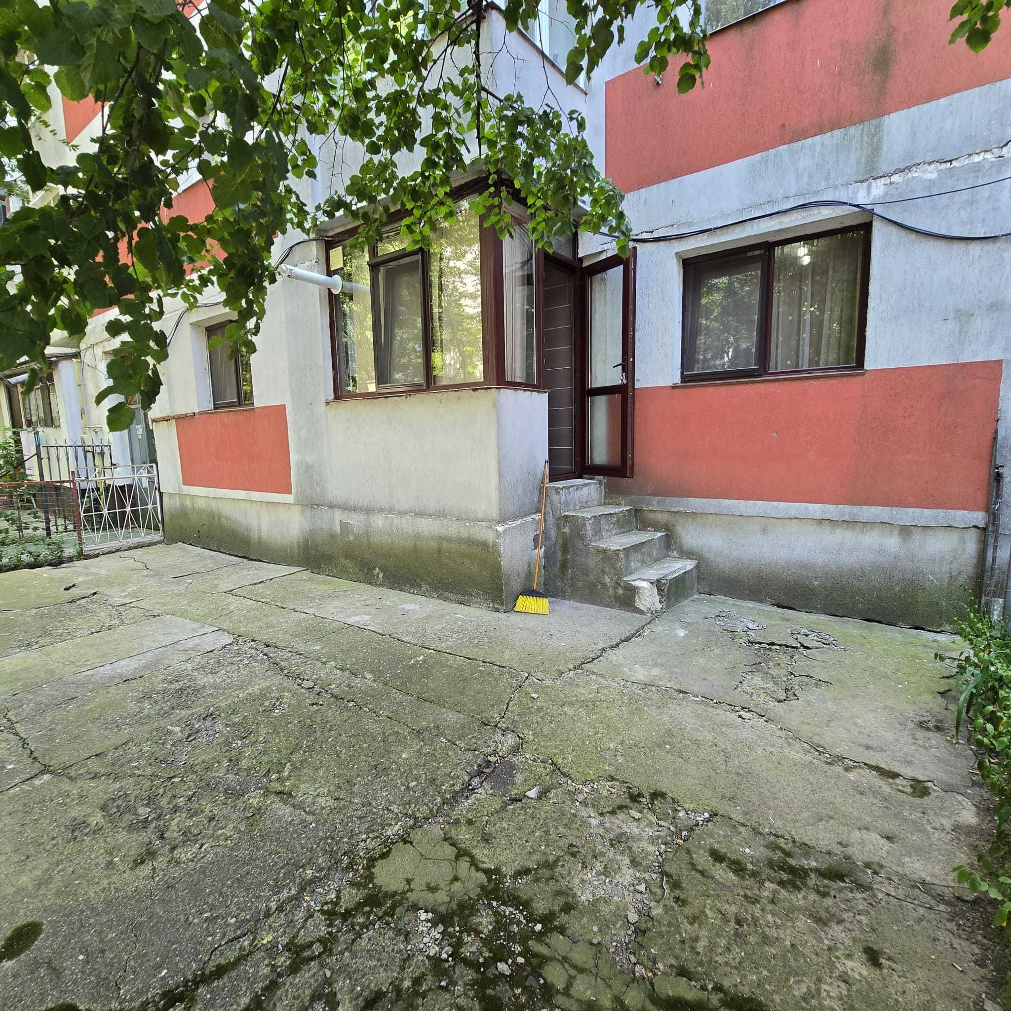 2 camere decomandat  -  balcon intabulat  -  gradina -- dacia-  50 mp