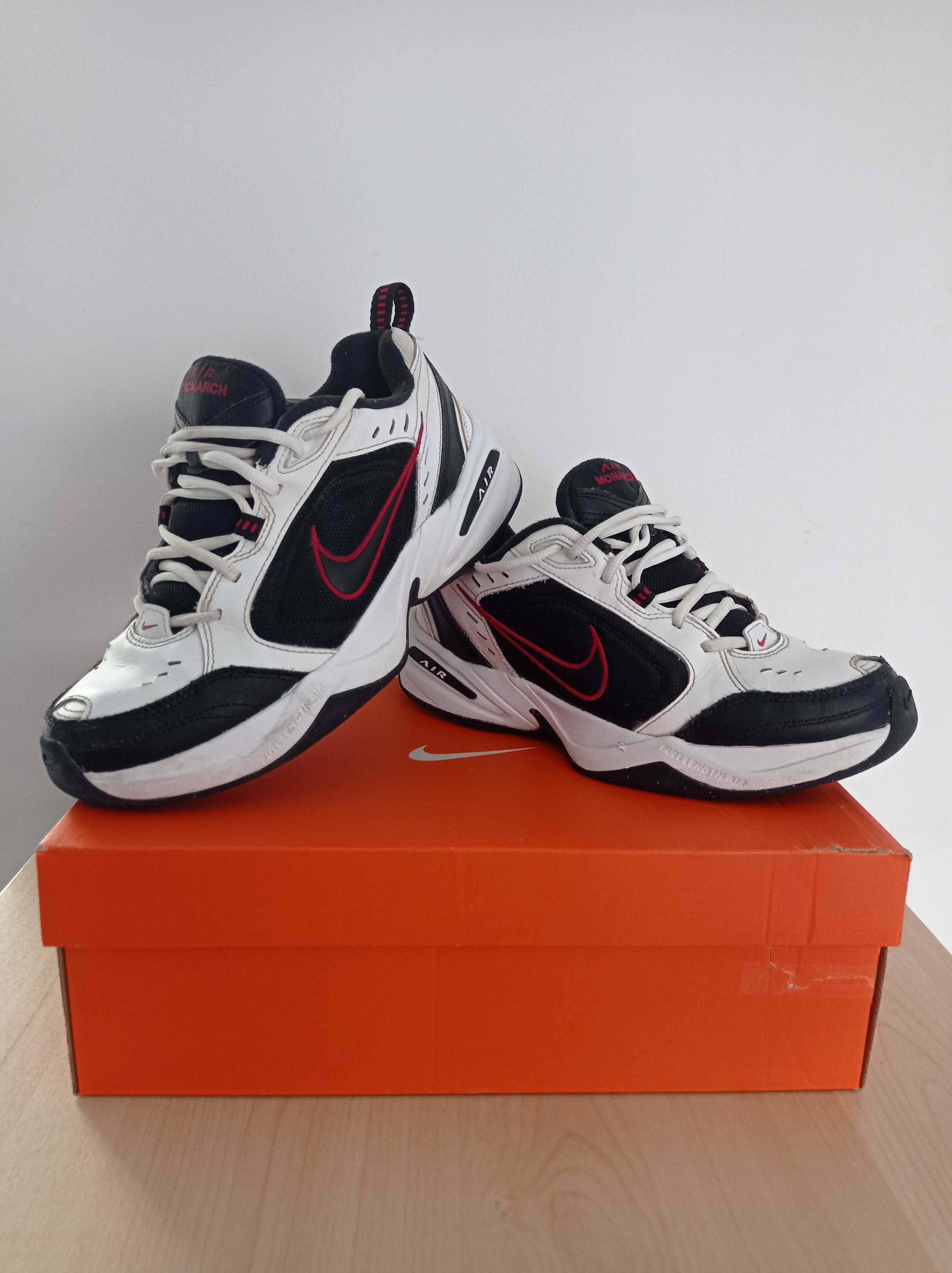 Маратонки NIKE .