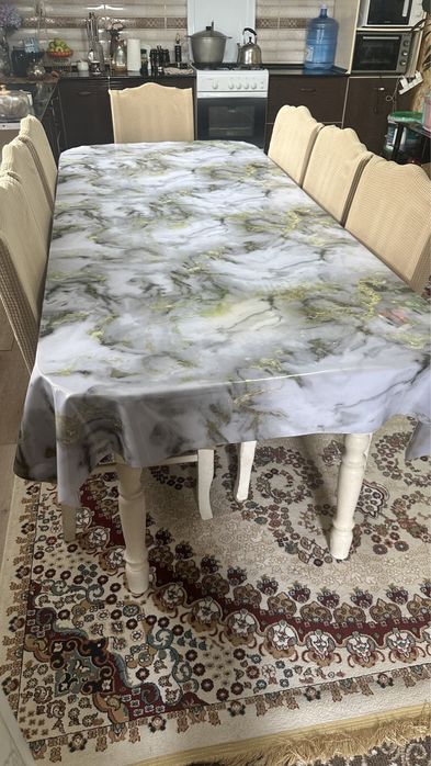 Обеденный стол и 8 стулья