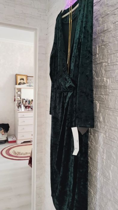 Продам велюровое новое платье с этикеткой, размер 54-56 , цена 10000