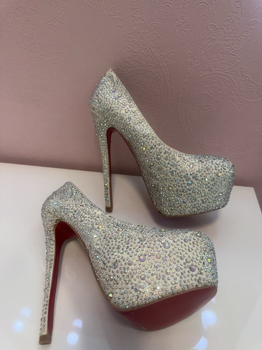 Обувки на висок ток Christian Louboutin