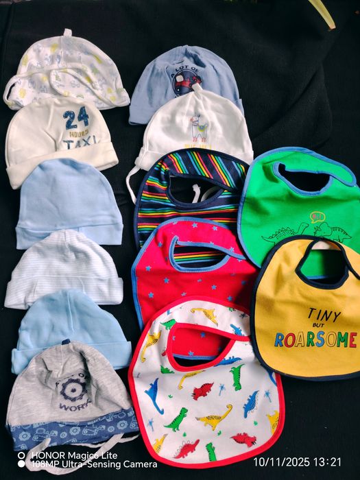 Лот бебешки шапчици и лигавничета за бебе р-р 0-3м