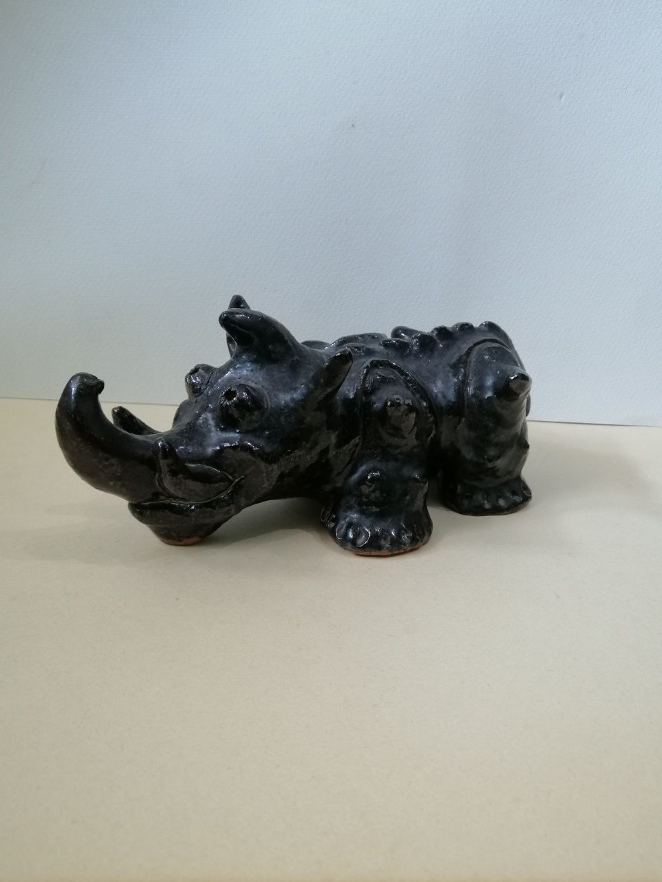 Statuie rinocer feng shui veche din ceramica