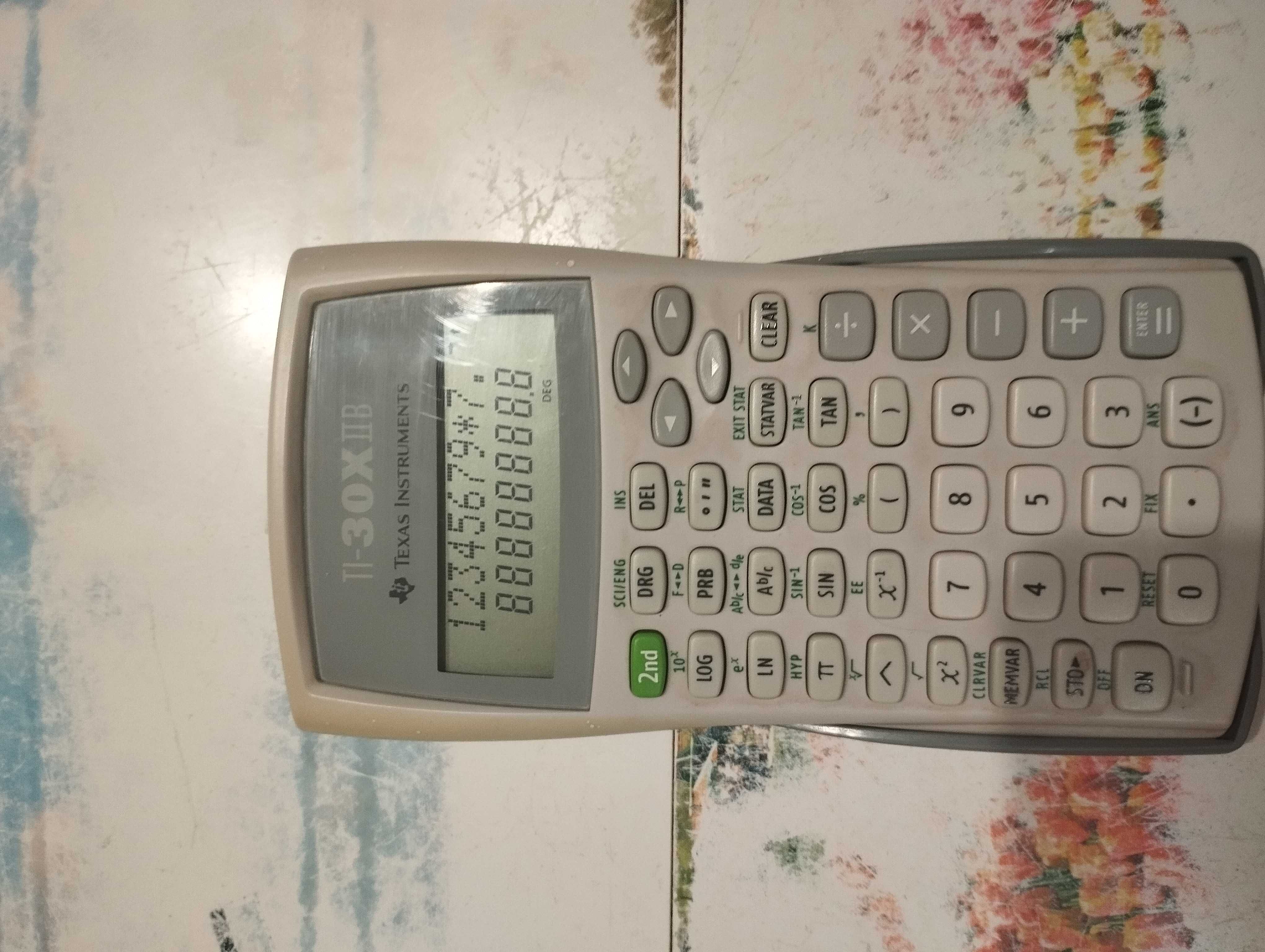 Научен калкулатор Texas Instruments TI-30XIIS, работещ отлично.