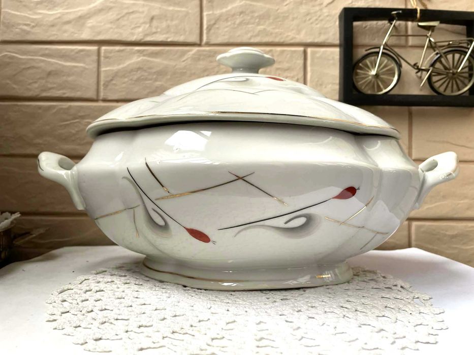 Красив голям и стар български супник на Изида с рисувани шипки