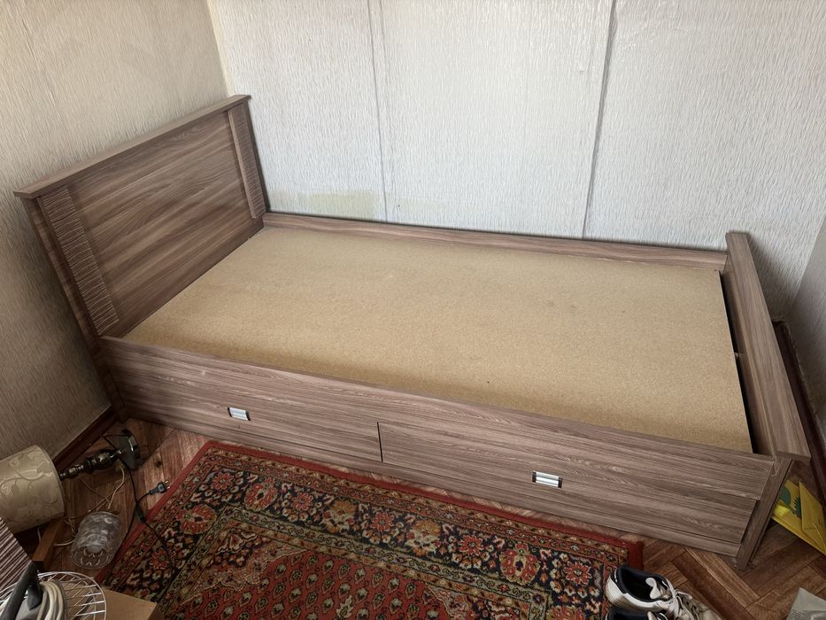Продам кровать без матраса