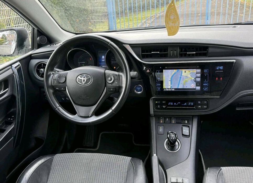 Vand Toyota Auris 1.8 Hybrid usor avariata
