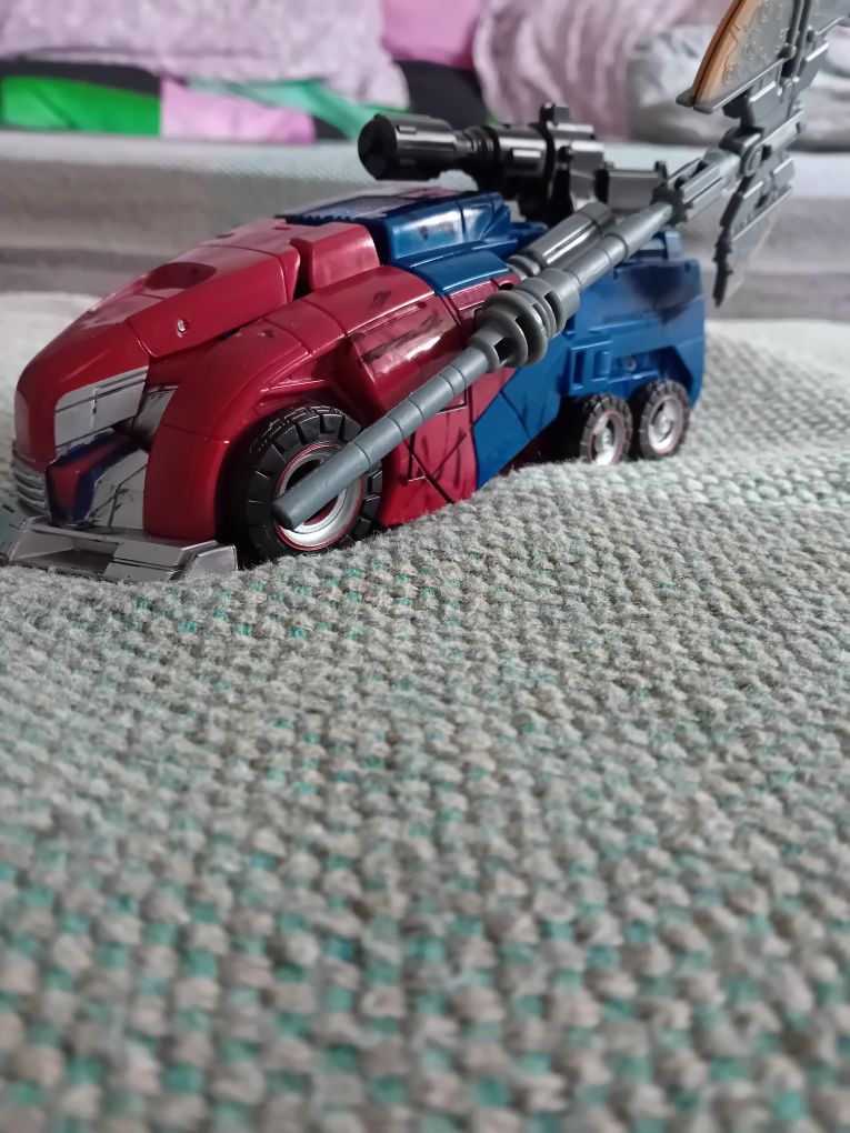 vând figurina Transformers Optimus Prime war for cybertron