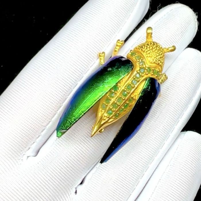 Уникальная брошь с натуральными Изумрудами