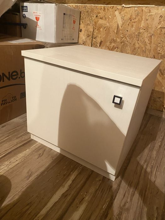 Нощно шкафче бяло