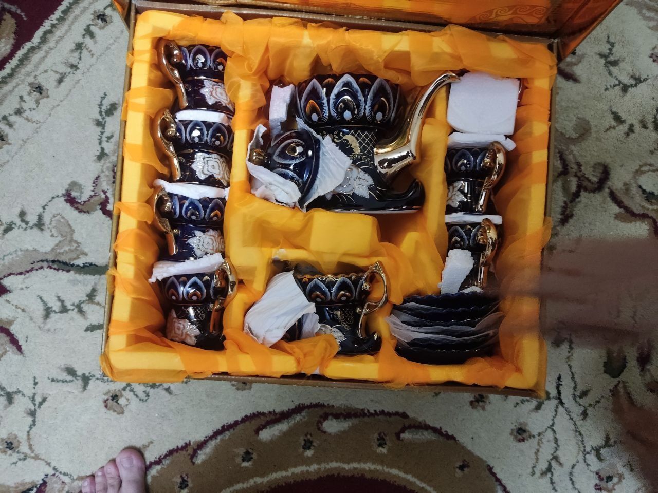 Продам набор 6 чашек с тарелками, чайник, сахарница, молочница