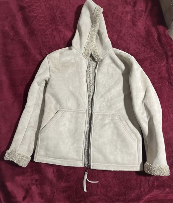 Jacheta cu gluga bej de la Zara