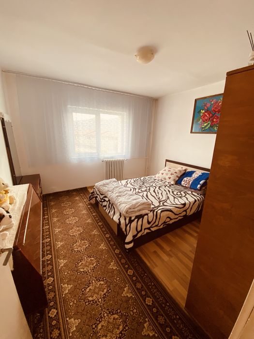 Apartament de vanzare cu 3 camere - Calimanesti Centru-