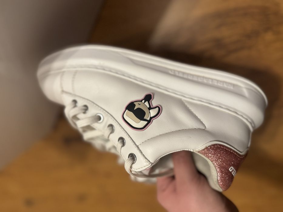 Кожени спортни обувки с равна платформа и лого Коментар за цената