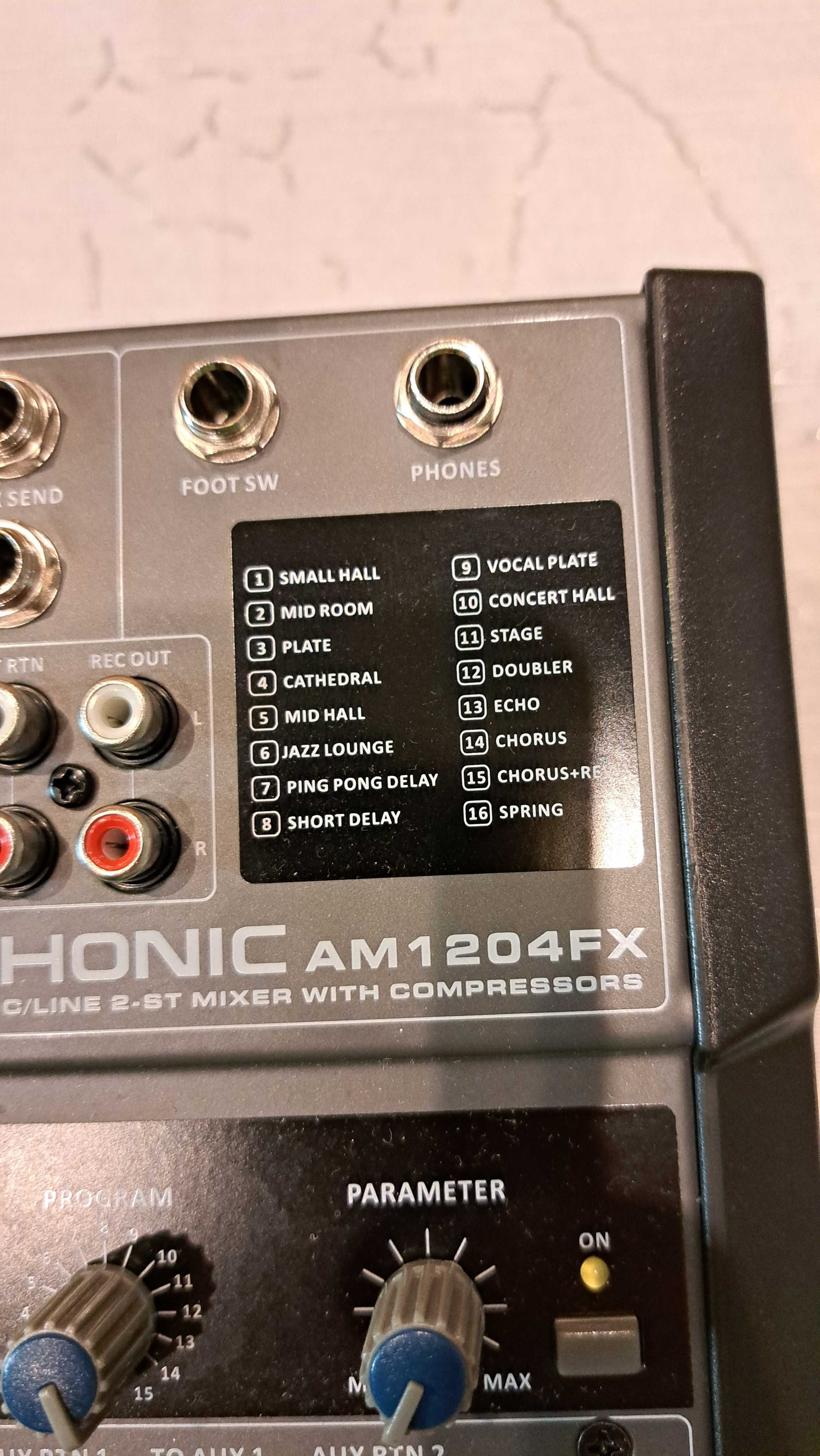 Phonic AM1204FX - аудио миксер