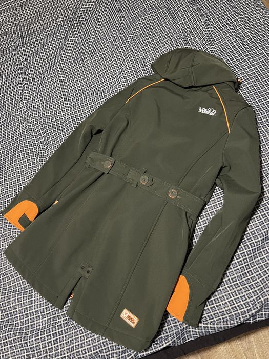 Продавам зимно вятъроустойчиво и водоустойчиво дамско яке Marikoo.