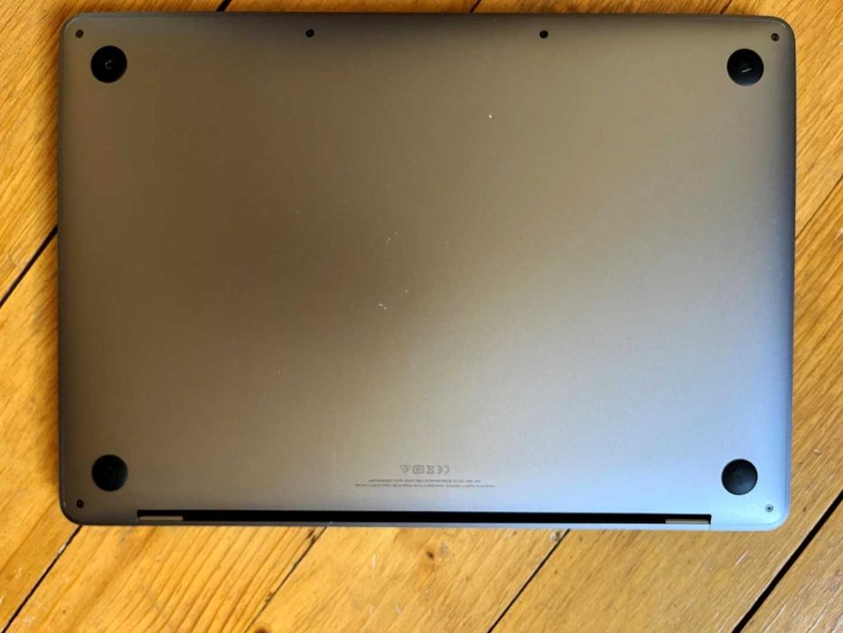 Продавам Macbook Pro a2159 13" с неработещ touch bar